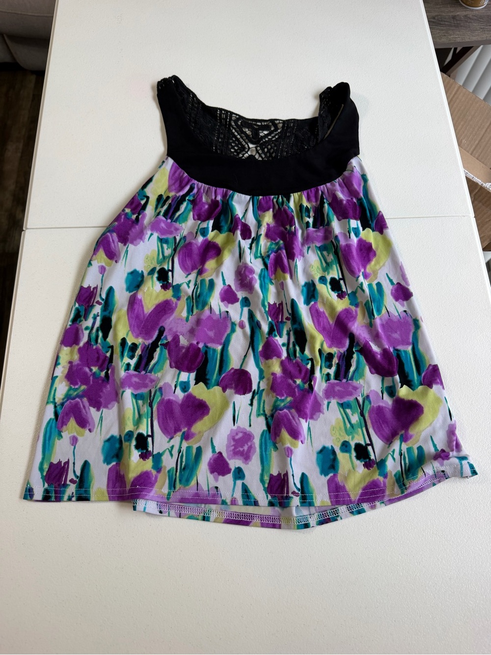 AGB floral top with lace detail size M/T-0078